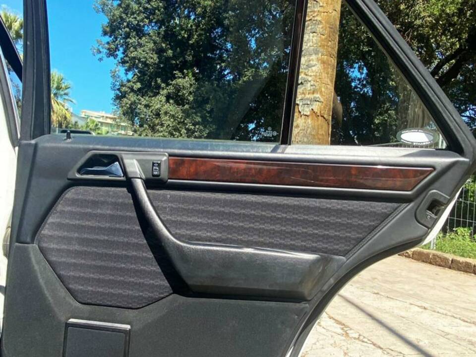 Image 21/48 of Mercedes-Benz E 200 (1991)