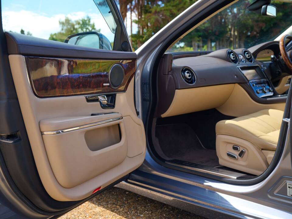 Bild 48/50 von Jaguar XJ 5.0 (2010)