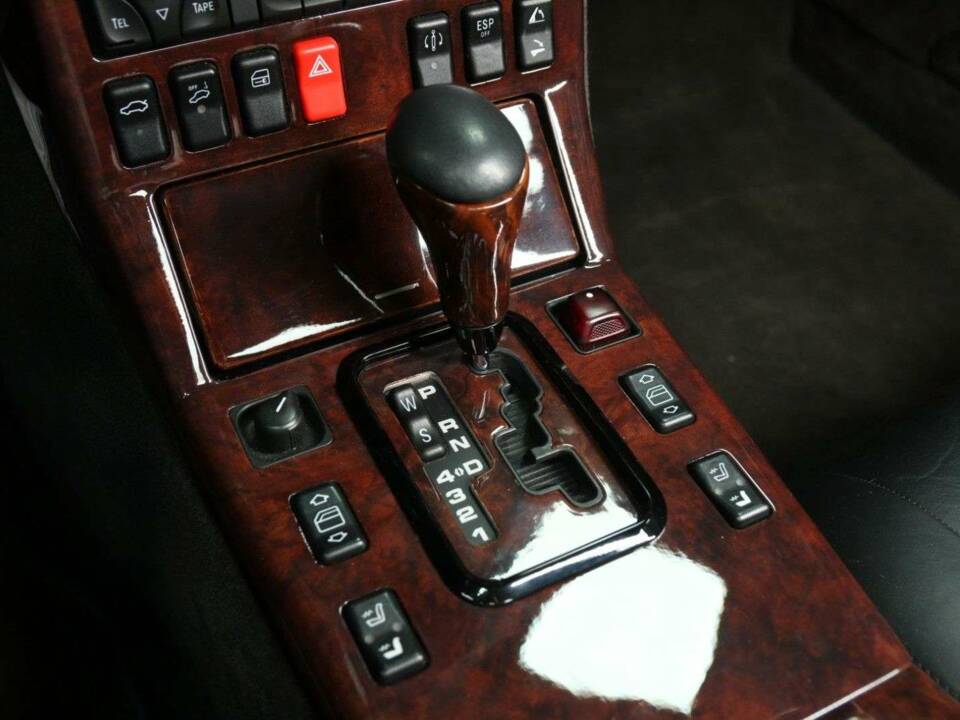 Immagine 18/30 di Mercedes-Benz SL 600 (2001)