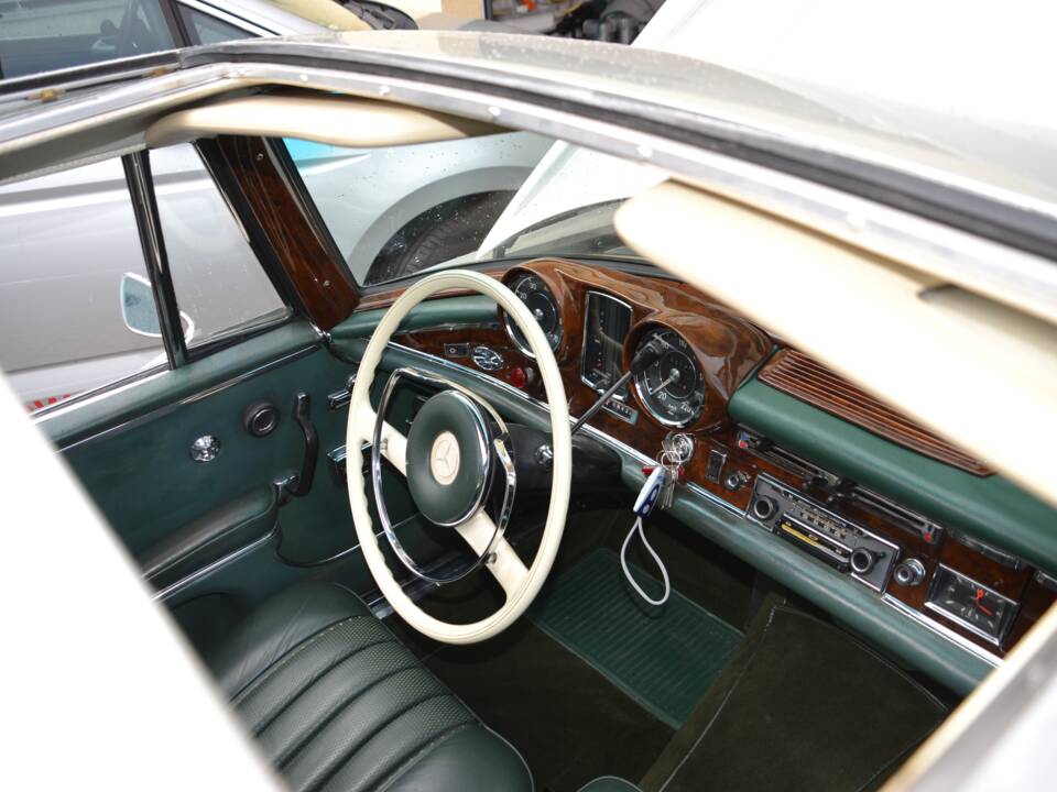 Image 17/18 of Mercedes-Benz 250 SE (1967)