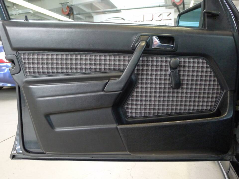 Image 40/49 of Mercedes-Benz 190 E 2.3-16 (1984)
