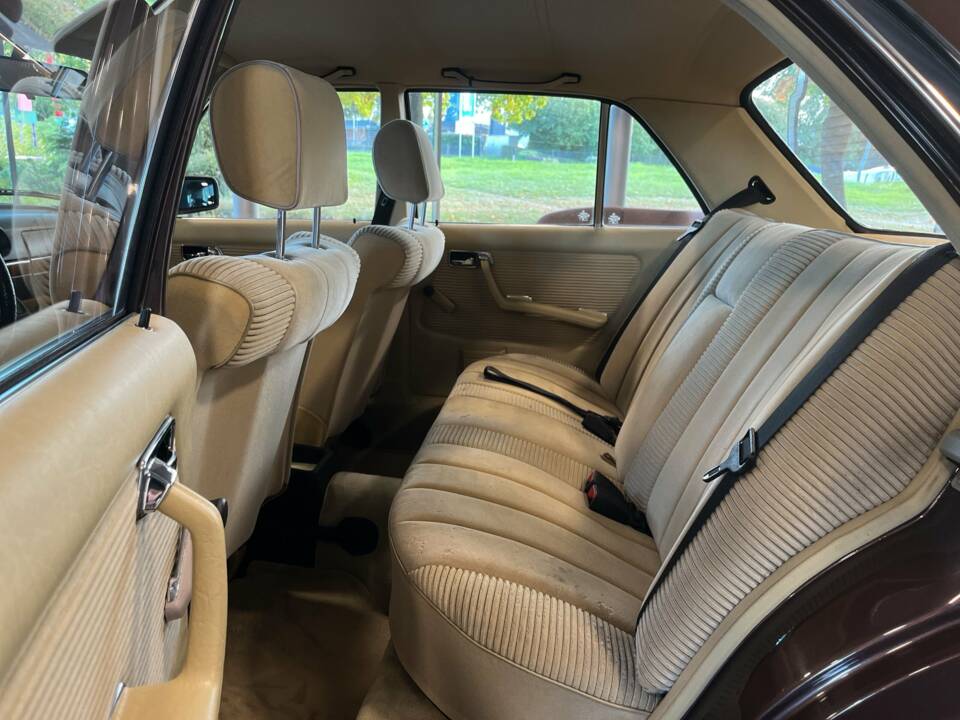 Image 10/21 of Mercedes-Benz 230 E (1983)