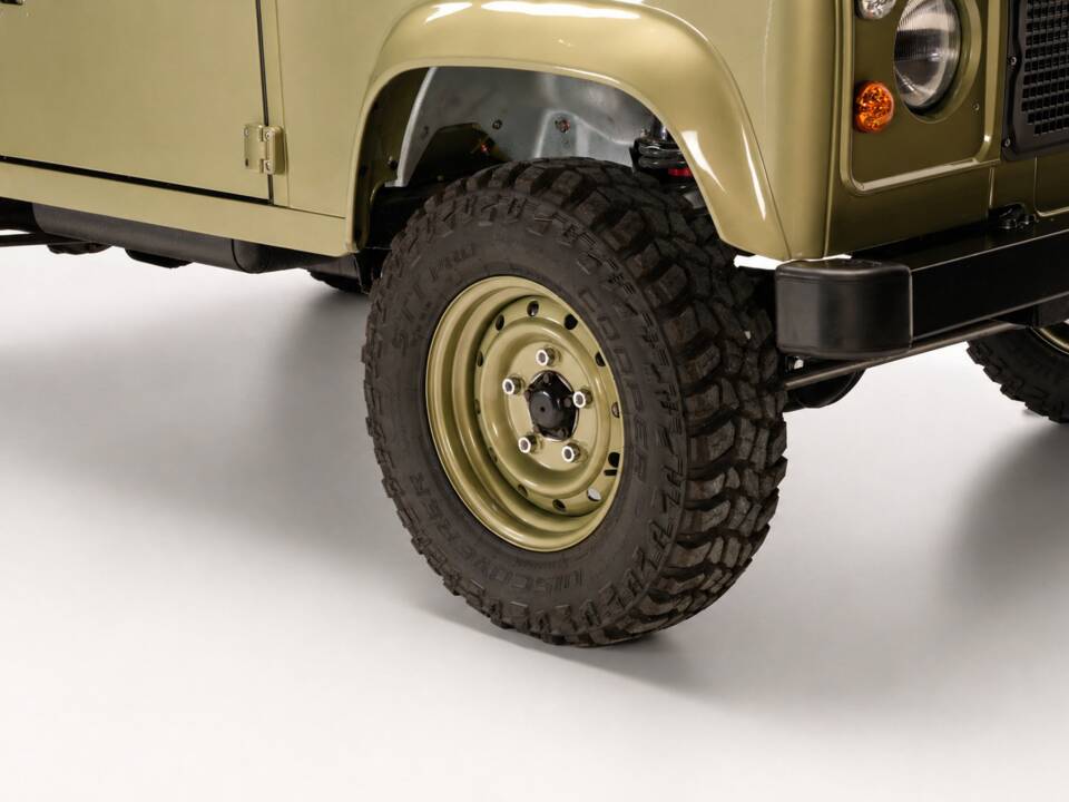 Bild 41/47 von Land Rover 90 (1990)