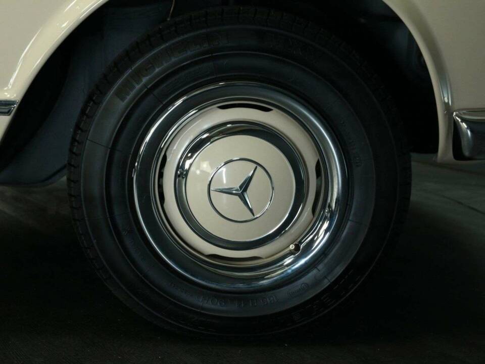 Image 47/50 of Mercedes-Benz 230 SL (1967)