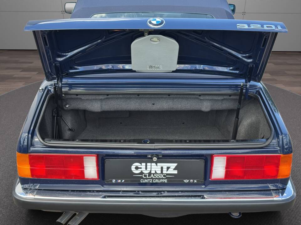 Image 16/27 of BMW 320i (1990)