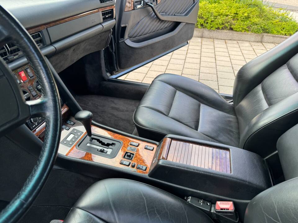 Image 18/26 of Mercedes-Benz 560 SEC (1990)