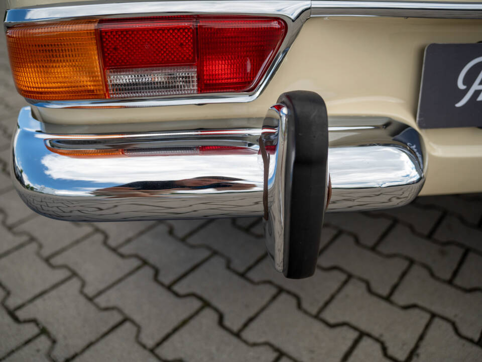 Image 21/97 of Mercedes-Benz 280 SL (1969)