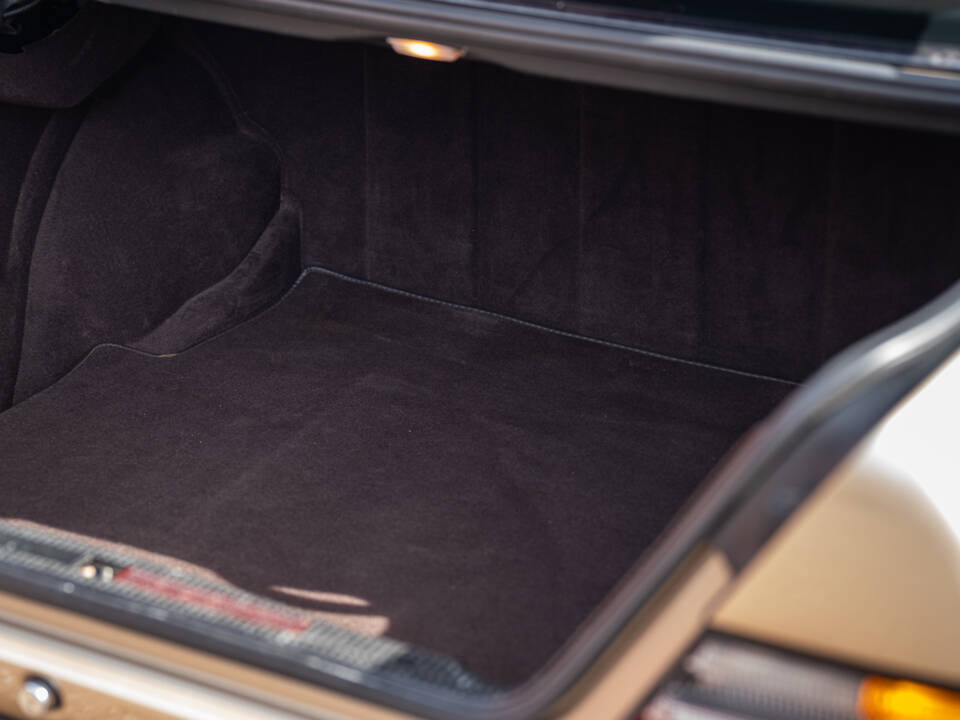Image 20/40 of Mercedes-Benz 300 CE (1987)