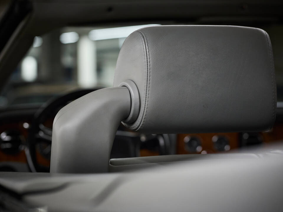 Image 46/77 of Bentley Azure (2001)