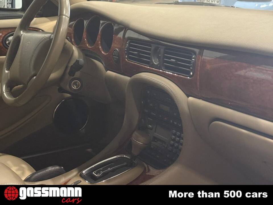 Image 2/4 of Jaguar XJ 8 Sovereign (1998)