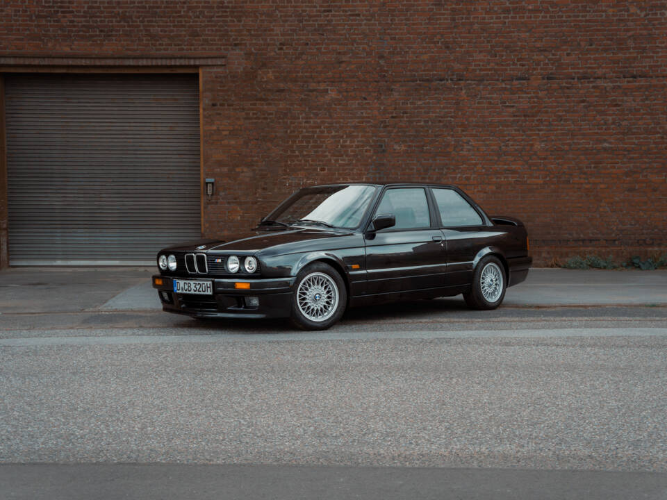 Image 3/42 of BMW 320is (1989)