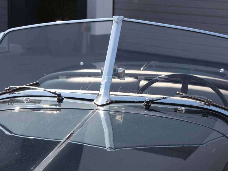 Image 13/24 de Jaguar XK 140 SE OTS (1957)