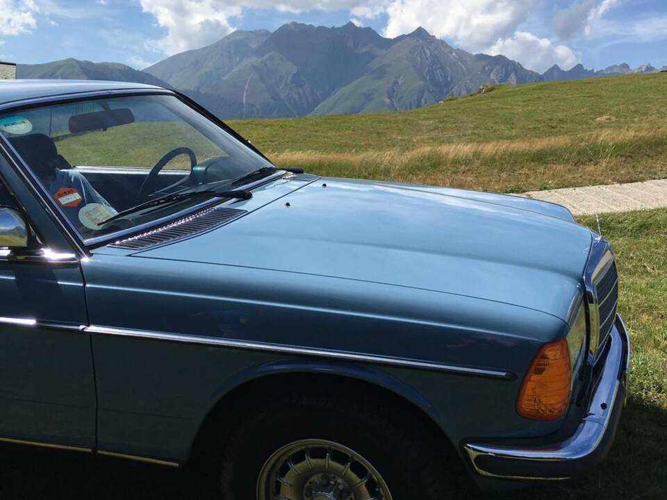 Bild 4/5 von Mercedes-Benz 230 CE (1982)