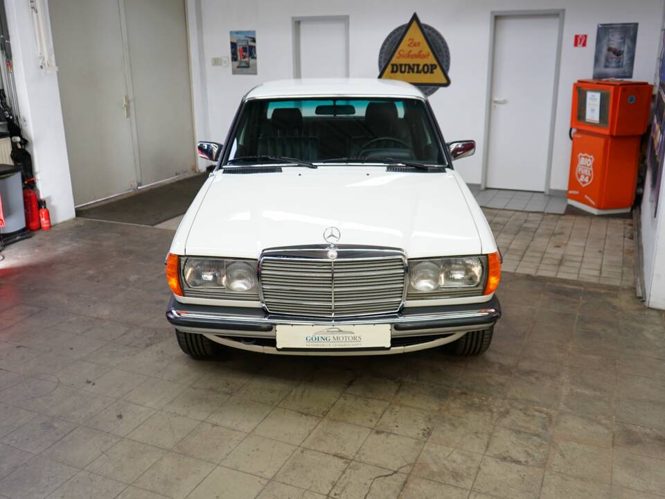 Image 5/40 of Mercedes-Benz 300 D (1984)