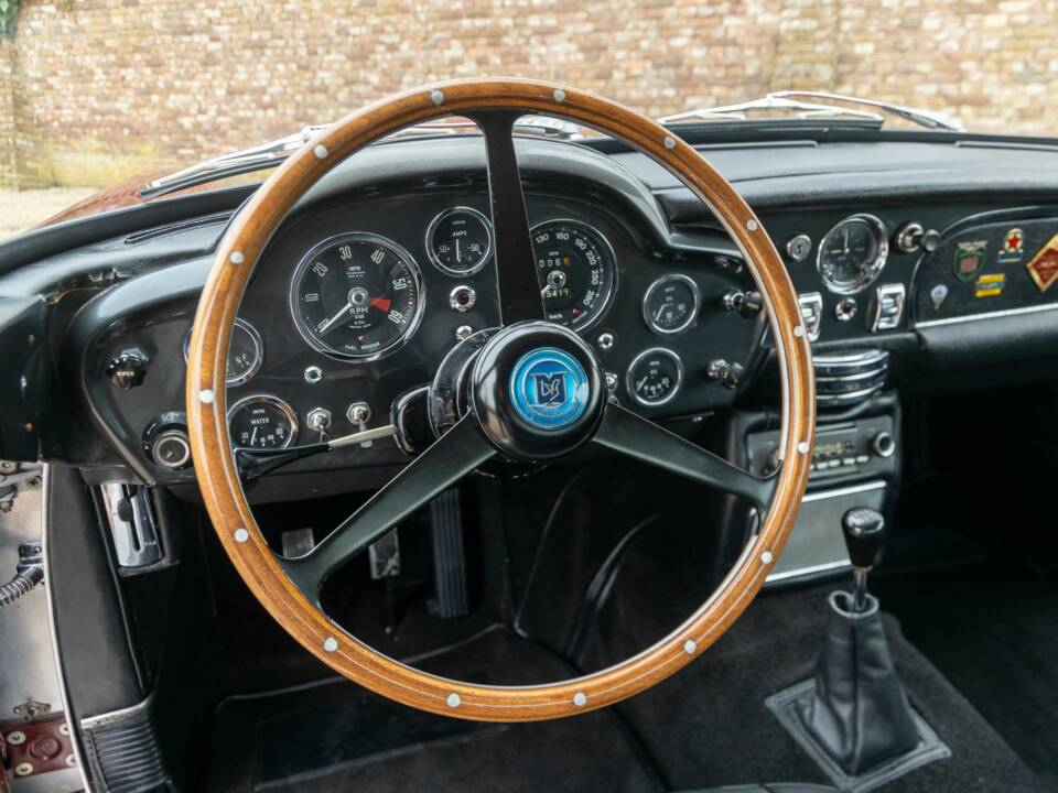 Image 27/50 de Aston Martin DB 5 Vantage (1965)
