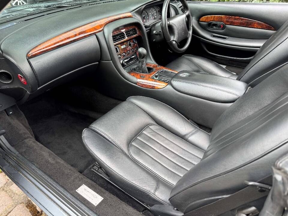 Image 17/28 of Aston Martin DB 7 Volante (1997)