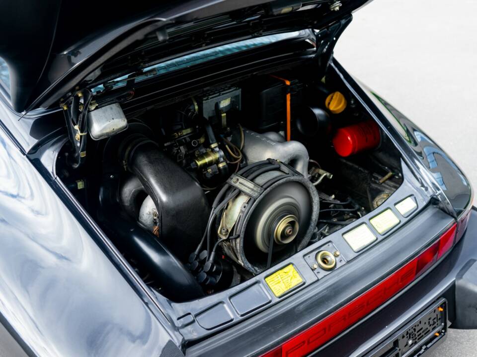 Immagine 6/33 di Porsche 911 Carrera 3.2 (1987)