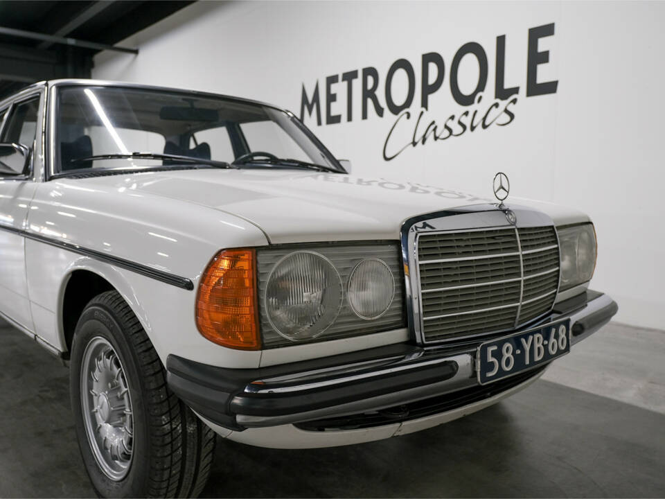 Immagine 2/27 di Mercedes-Benz 230 (1977)