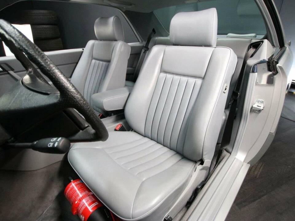 Afbeelding 14/50 van Mercedes-Benz 230 CE (1988)