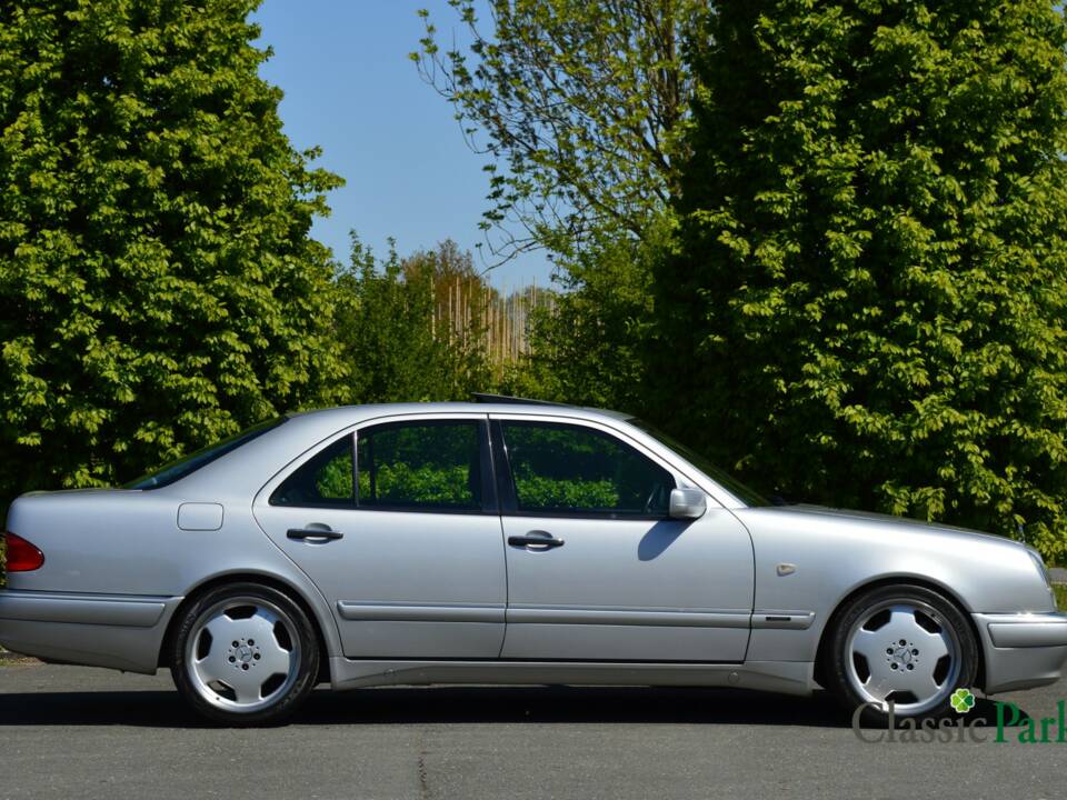 Image 6/50 de Mercedes-Benz E 50 AMG (1996)
