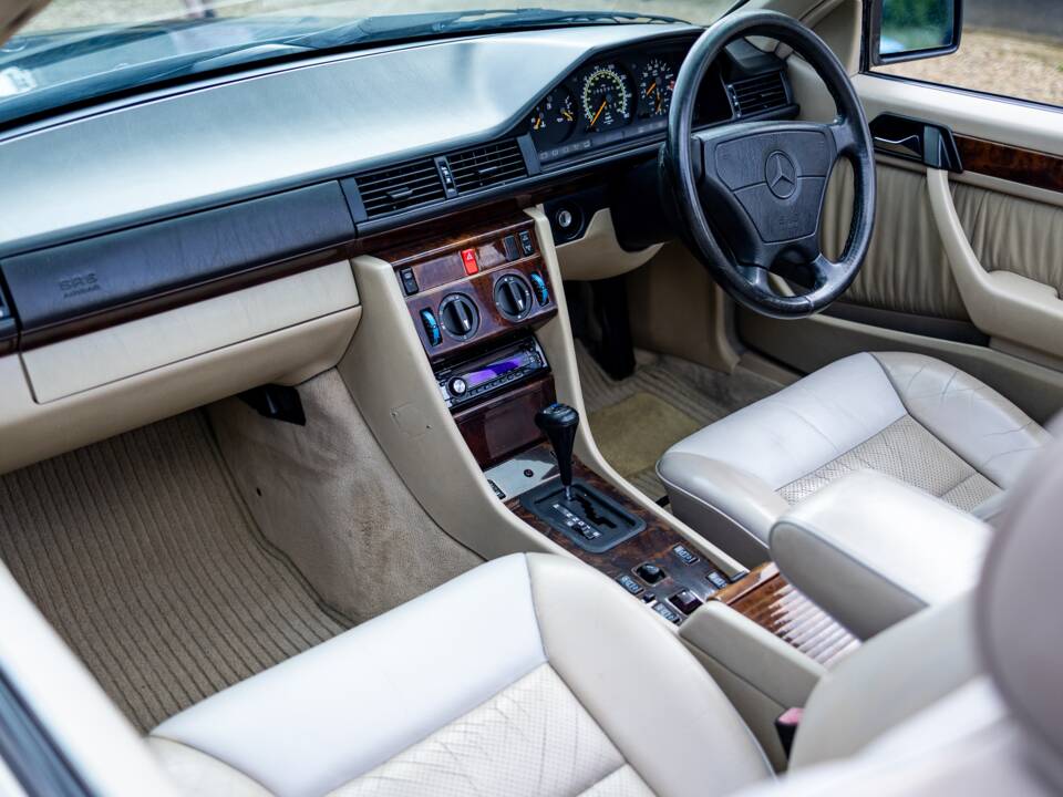 Bild 42/46 von Mercedes-Benz E 320 (1994)