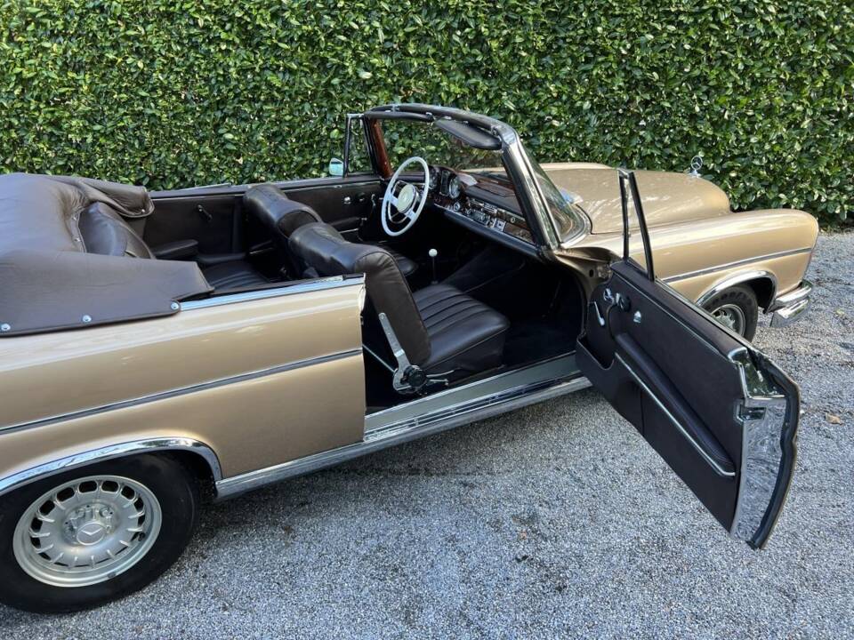 Image 20/22 of Mercedes-Benz 220 SE b (1963)