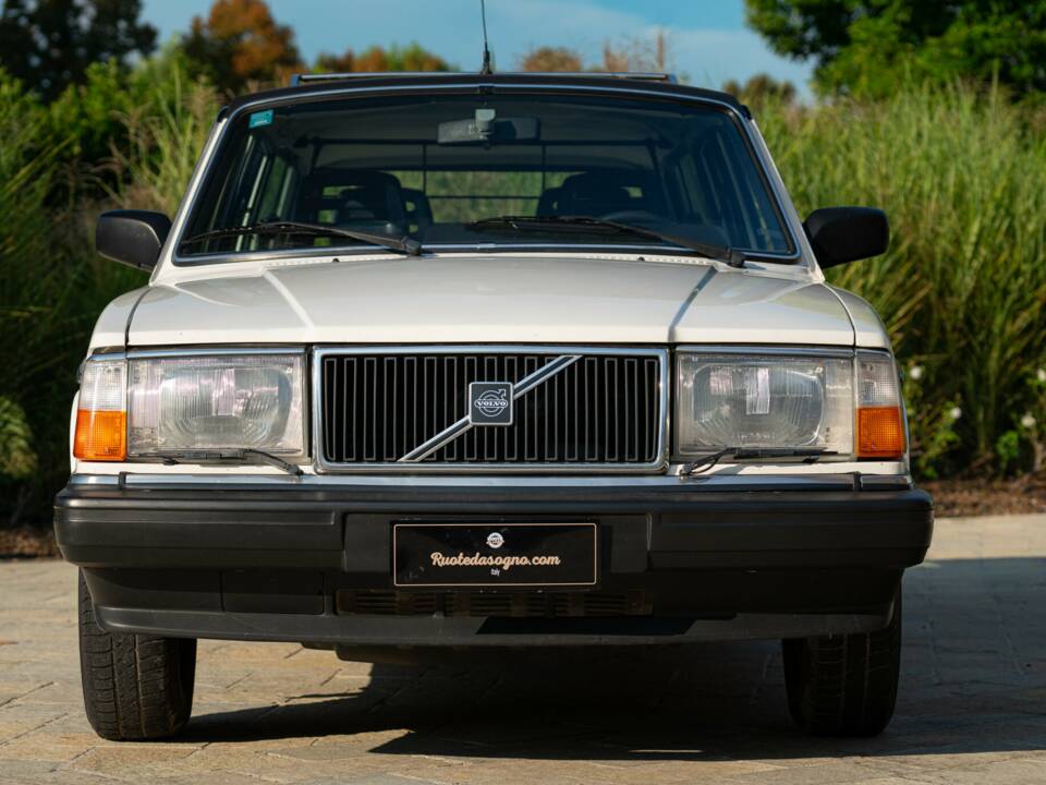 Immagine 4/43 di Volvo 240 GLE Injection (1989)