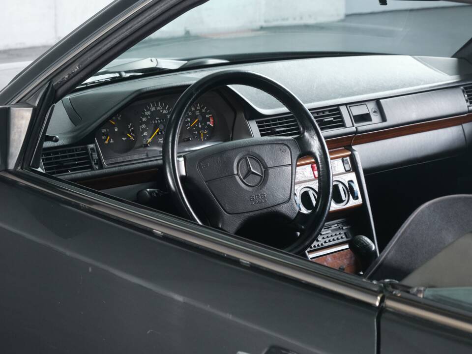 Bild 37/50 von Mercedes-Benz 300 CE (1991)