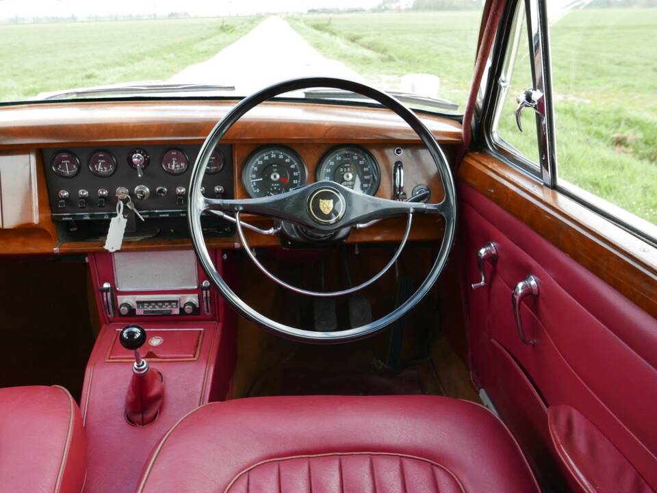 Obraz 39/50 pojazdu Jaguar 240 (1968)