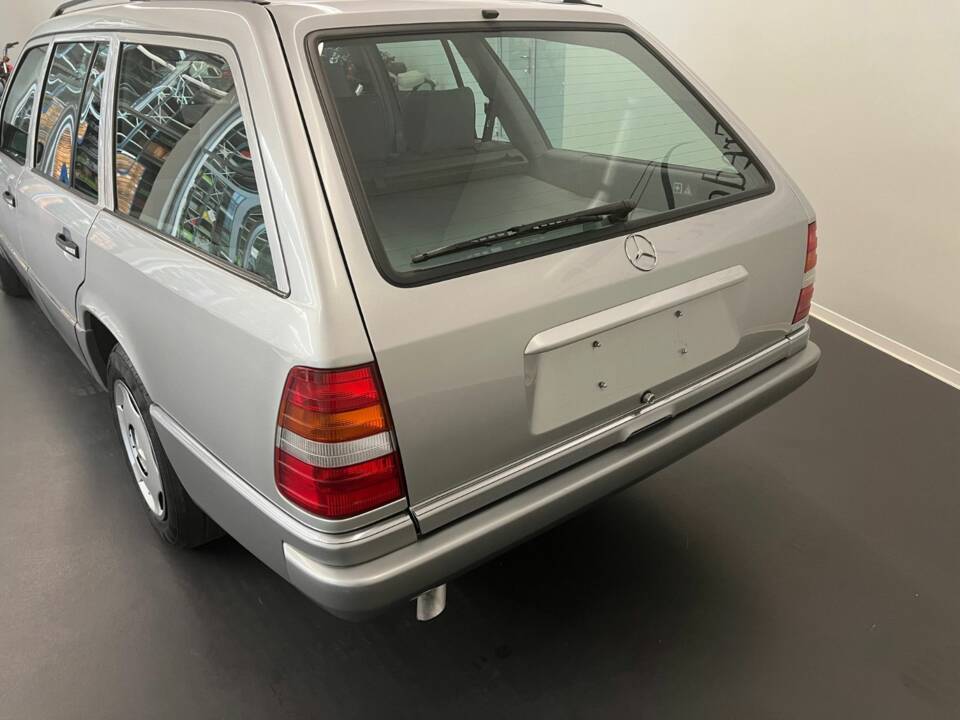 Image 5/15 of Mercedes-Benz 220 E (1993)