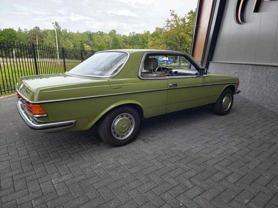 Immagine 16/50 di Mercedes-Benz 230 CE (1982)