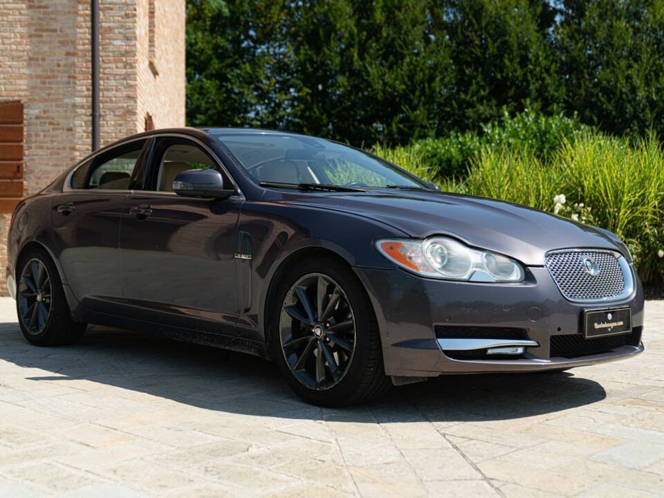 Immagine 2/50 di Jaguar XF 3.0 D-S (2008)