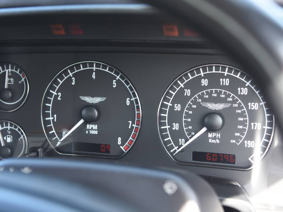Image 37/50 de Aston Martin DB 7 Vantage Volante (2001)