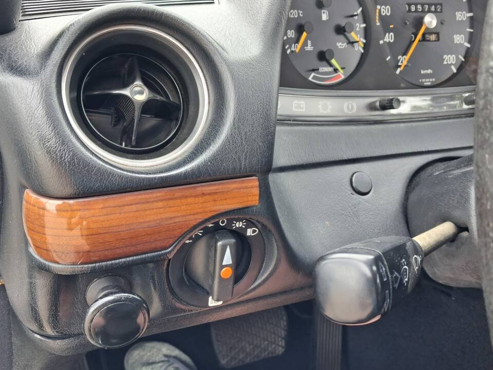 Afbeelding 19/25 van Mercedes-Benz 230 E (1984)