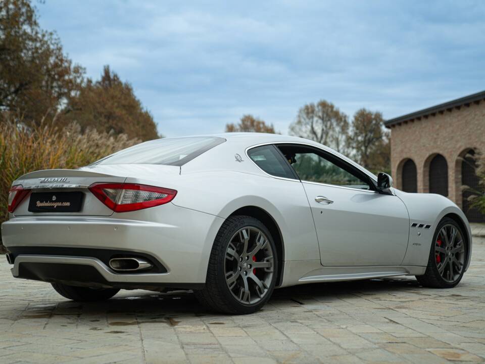 Image 14/50 of Maserati GranTurismo S (2009)