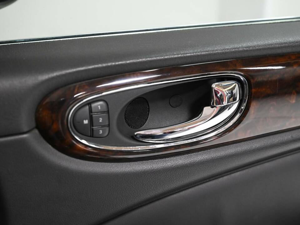 Image 40/50 of Jaguar XJR Super V8 (2004)