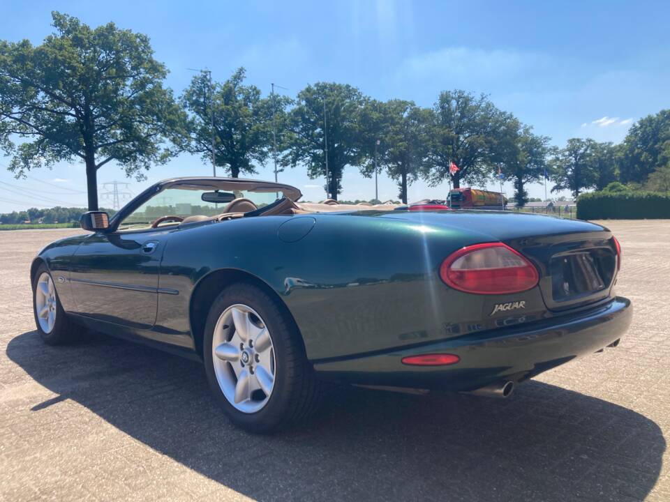 Image 3/33 of Jaguar XK8 4.0 (1997)