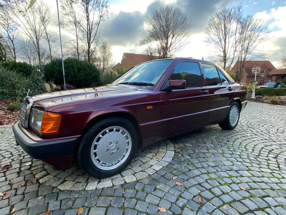 Image 7/27 of Mercedes-Benz 190 E 1.8 Avantgarde &quot;Rosso&quot; (1993)