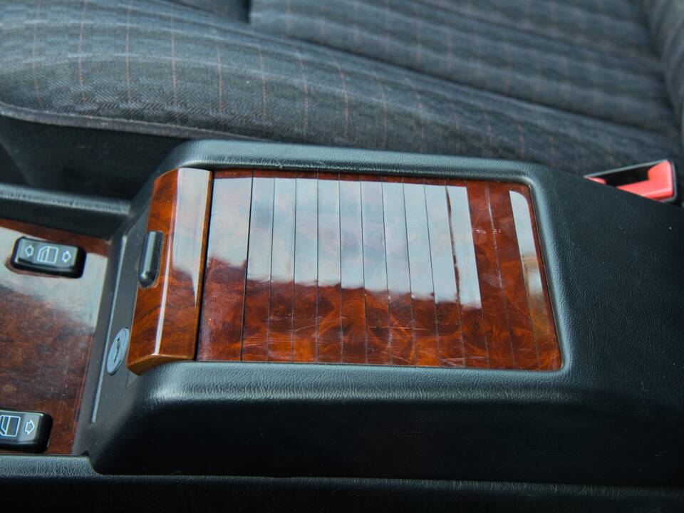 Image 35/63 of Mercedes-Benz 220 E (1993)