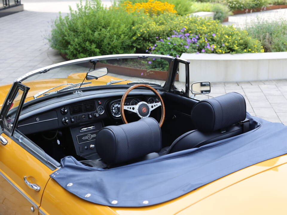 Image 35/53 of MG MGB (1973)