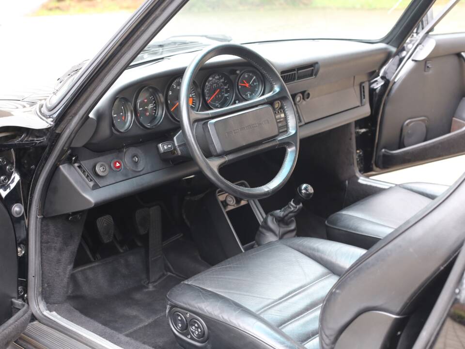 Image 26/43 of Porsche 911 Carrera 3.2 (1985)