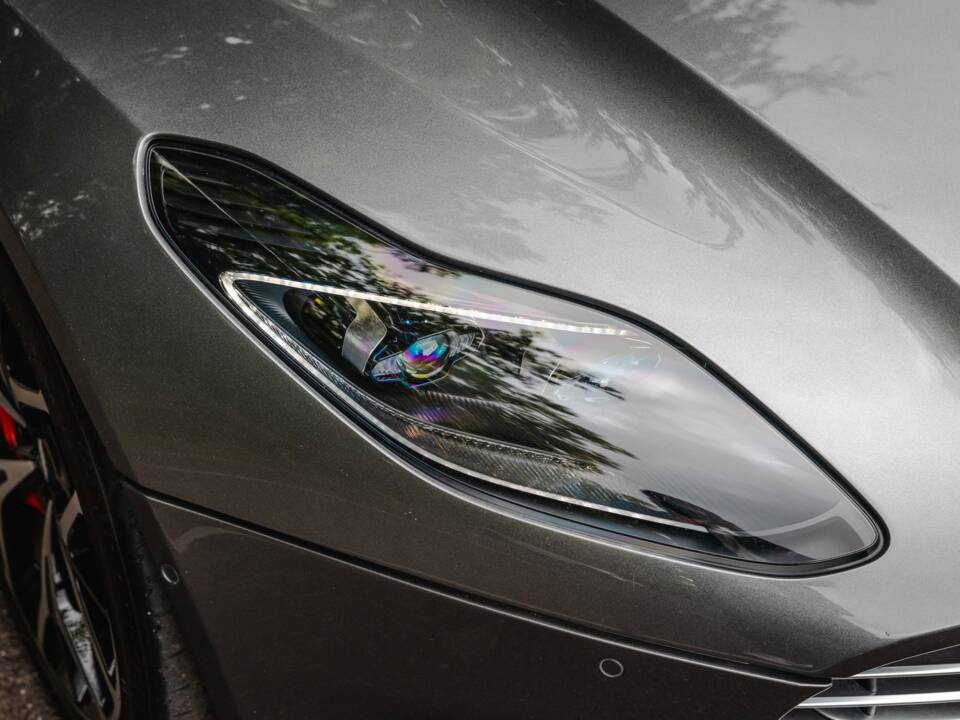Image 33/39 of Aston Martin DB 11 Volante (2018)