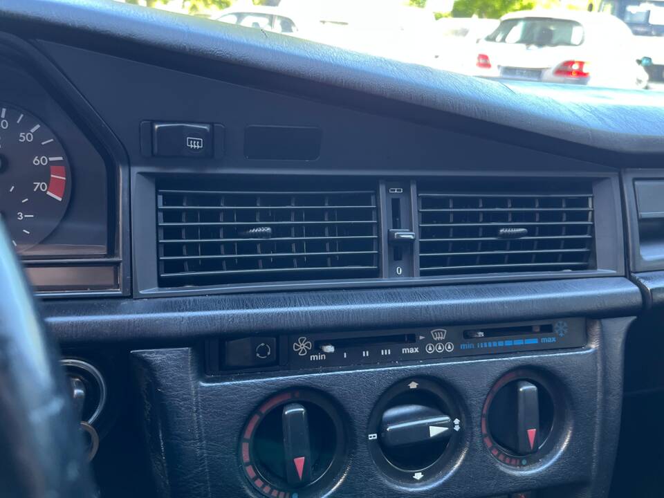 Image 23/89 de Mercedes-Benz 190 E 2.6 (1988)