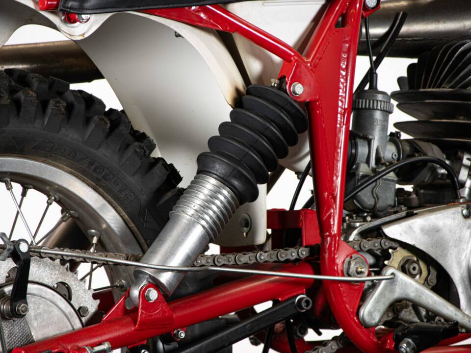 Image 25/50 of CZ 250 (1977)