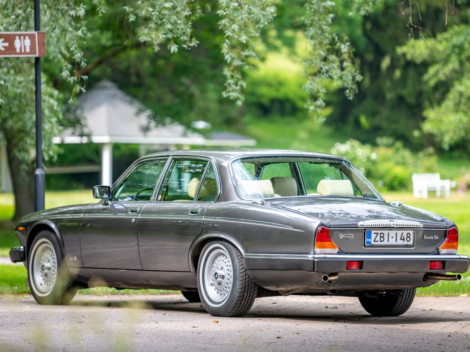 Image 2/42 of Daimler Double Six (1989)