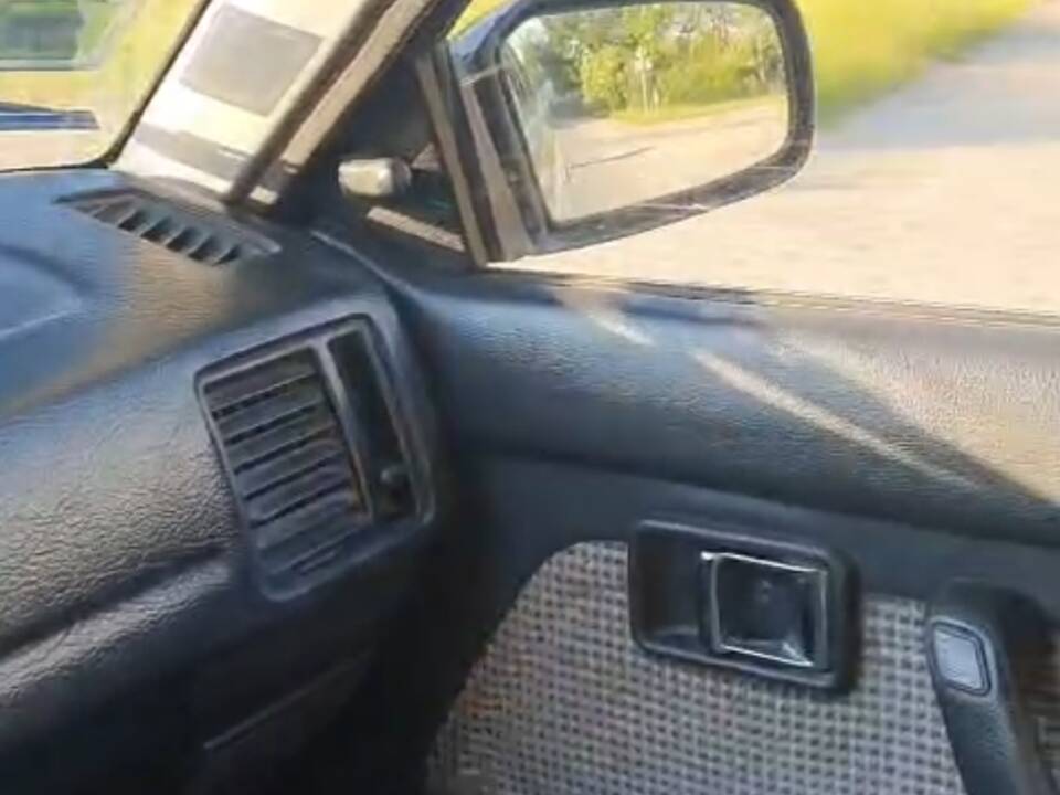 Image 5/12 of Mazda 323 (1986)