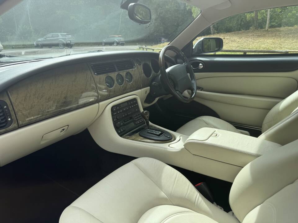 Image 10/23 of Jaguar XK8 4.0 (2001)