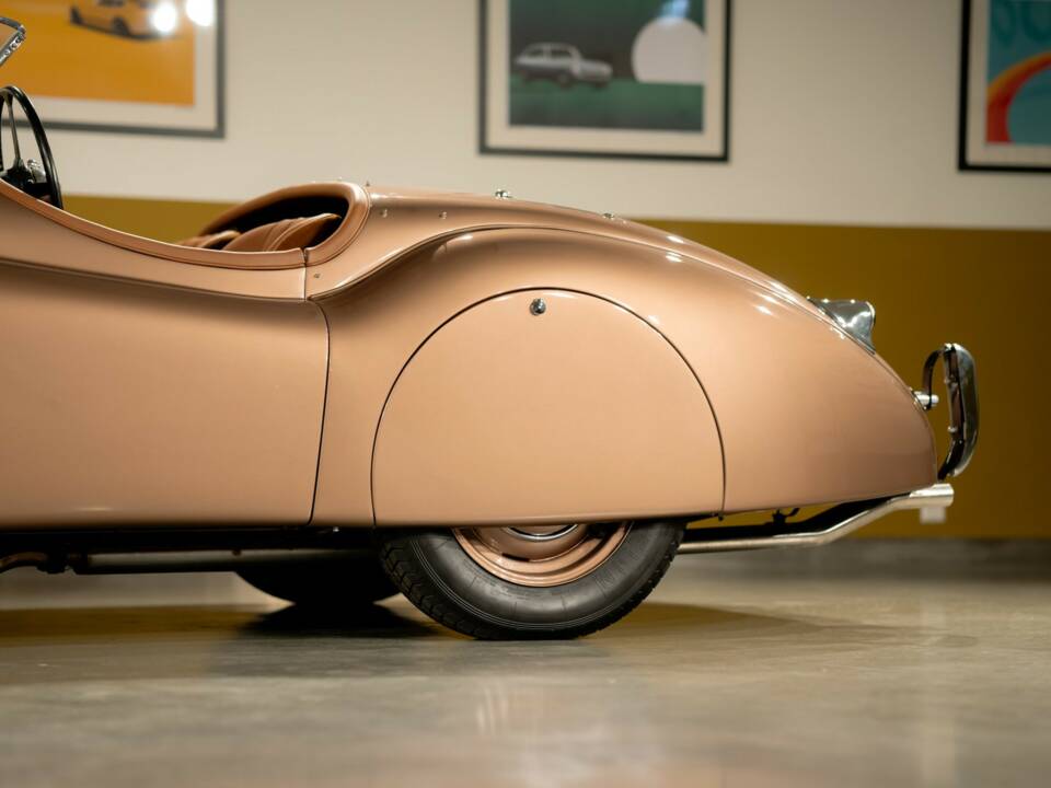 Image 7/50 of Jaguar XK 120 OTS (1952)