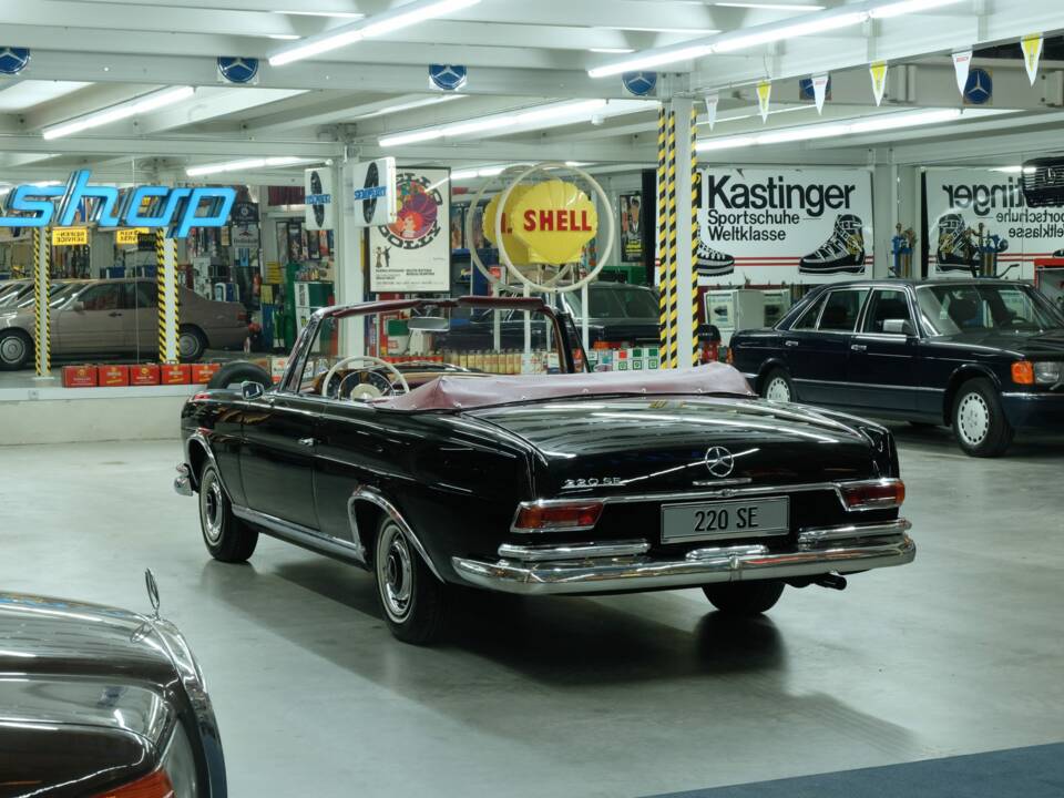 Image 11/50 of Mercedes-Benz 220 SE b (1963)
