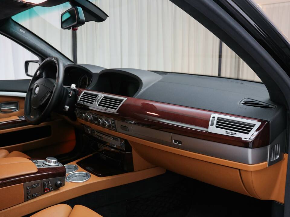 Bild 8/18 von BMW 760i (2005)